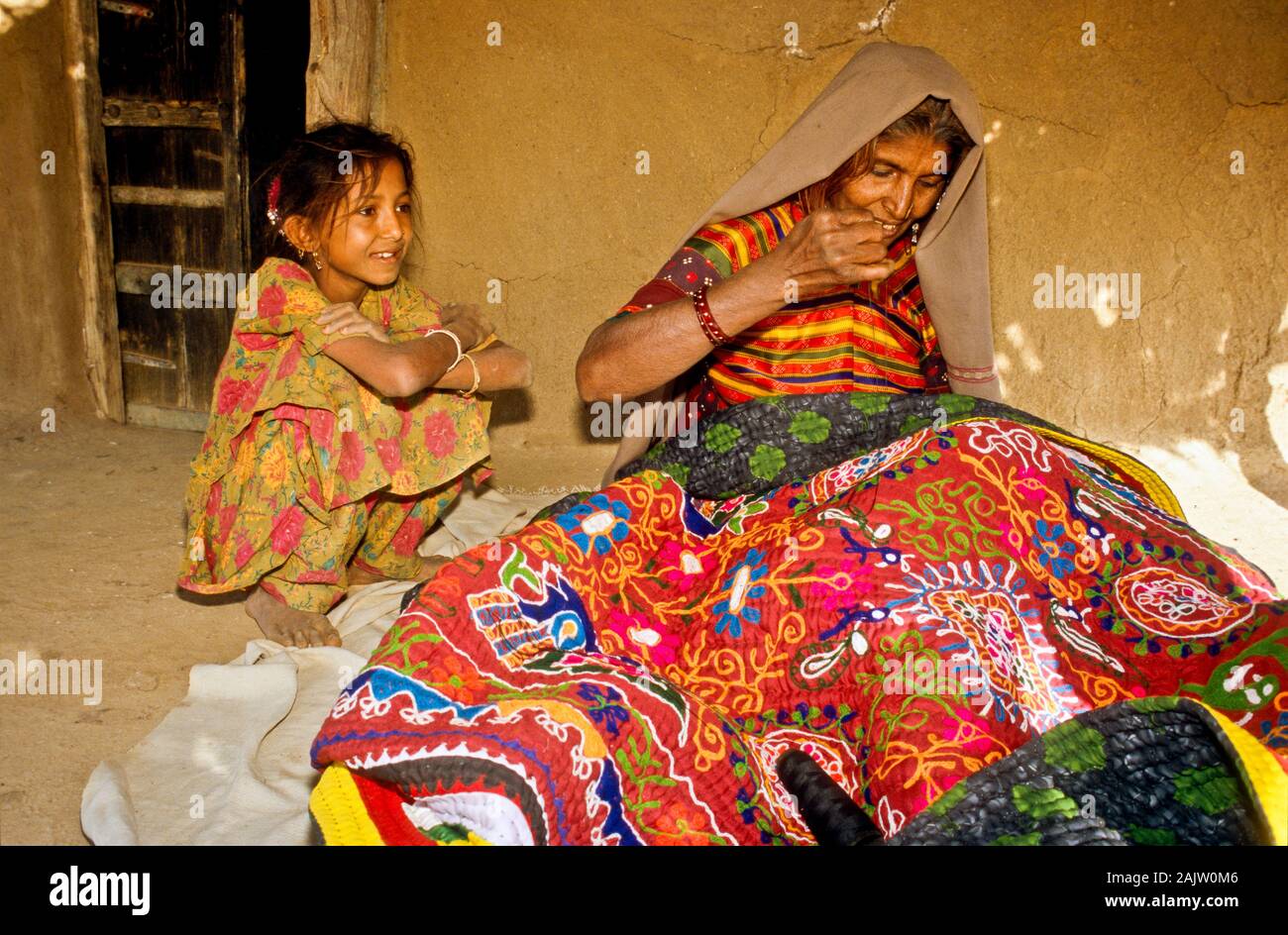 I villaggi nella zona centrale di Gujarat sono famosi uft i diversi stili di ricamo Foto Stock