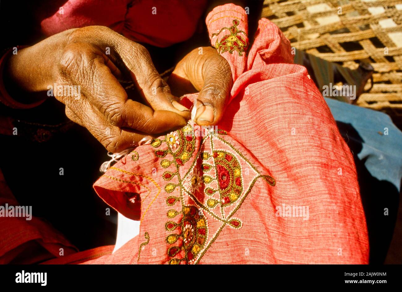 I villaggi nella zona centrale di Gujarat sono famosi uft i diversi stili di ricamo Foto Stock