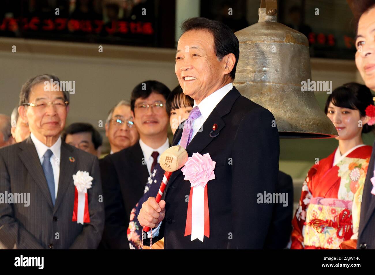 Tokyo, Giappone. Il 6 gennaio, 2020. Il Ministro delle finanze giapponese Taro Aso squilla una campana con una cerimonia per il primo scambio dell'anno presso la Borsa di Tokyo a Tokyo lunedì, 6 gennaio 2020. La quota del Giappone è un brusco ribasso dei prezzi dopo una settimana di capodanno. Credito: Yoshio Tsunoda/AFLO/Alamy Live News Foto Stock