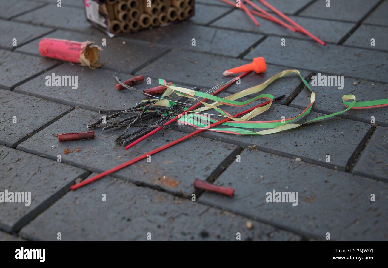 Incendiati fuochi d'artificio dopo capodanno Foto Stock