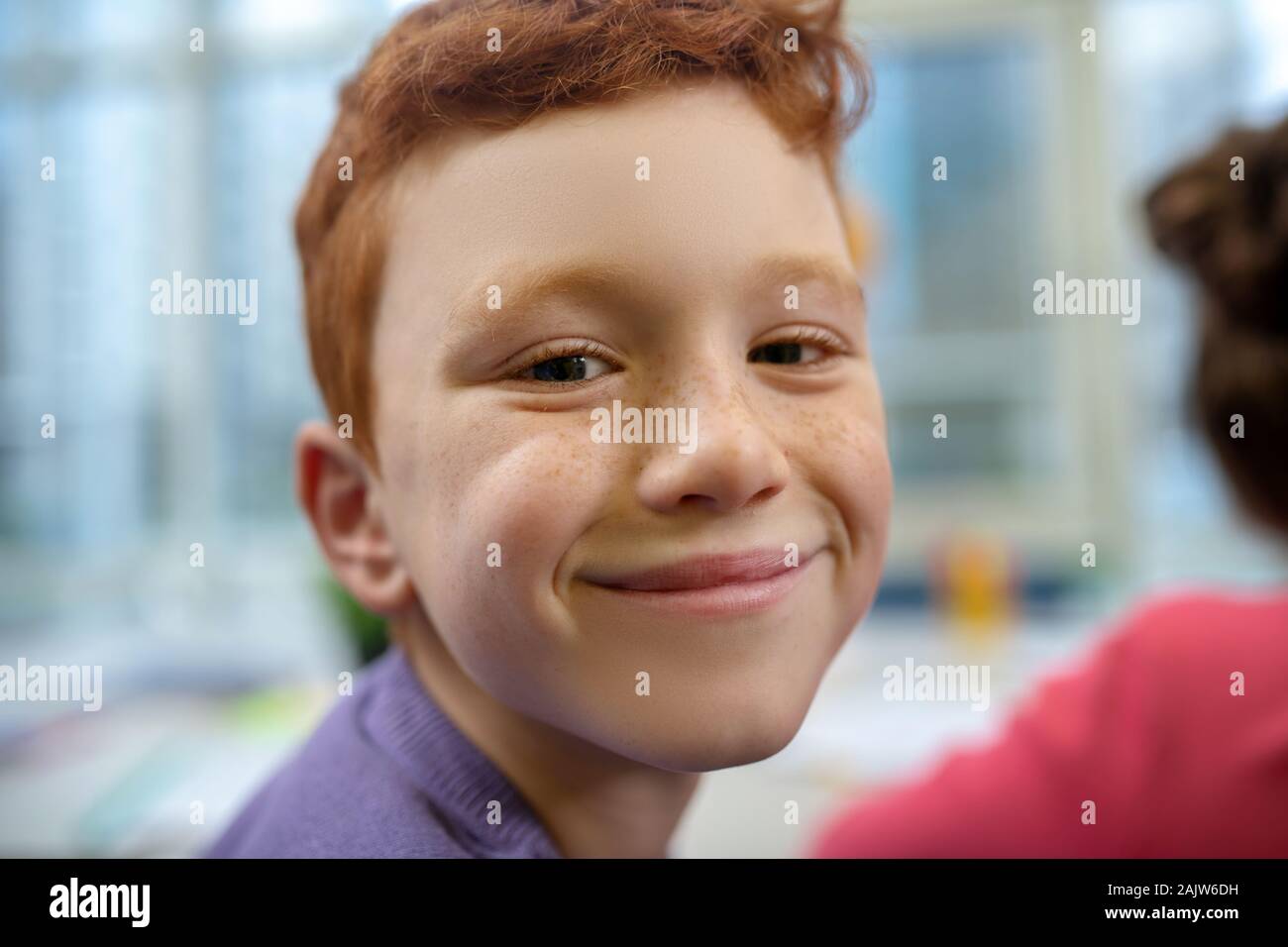 Little Boy essendo felice durante la sua lezione scolastica Foto Stock