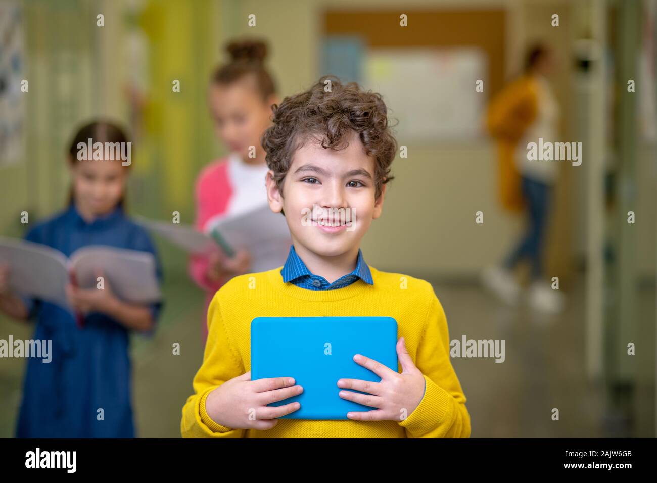 Felice ragazzo in attesa per il suo migliore amico Foto Stock