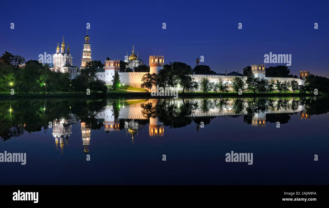 = Panorama di il Convento Novodevichy dal grande stagno nel blu ora = bel panorama del Convento Novodevichy con riflesso nell'acqua di grande stagno Foto Stock