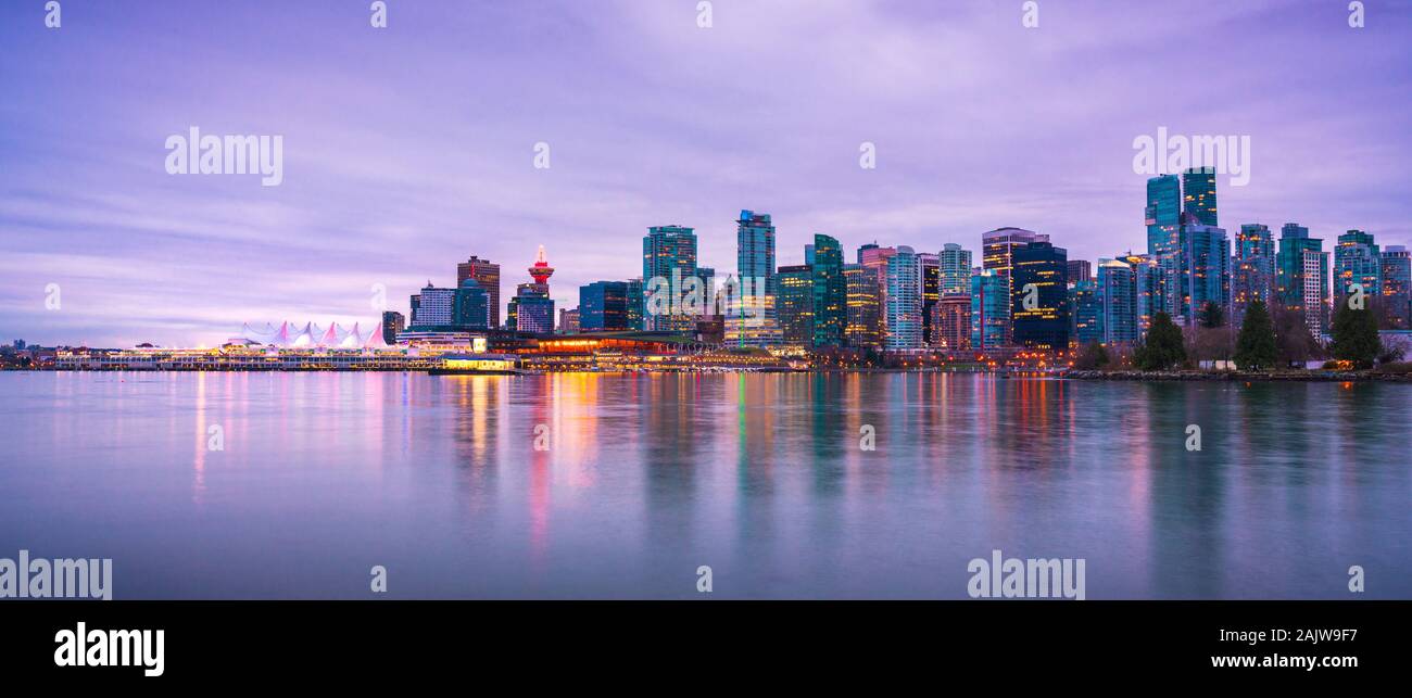 Lo skyline di Vancouver al tramonto visto da Stanley Park, British Columbia, Canada Foto Stock