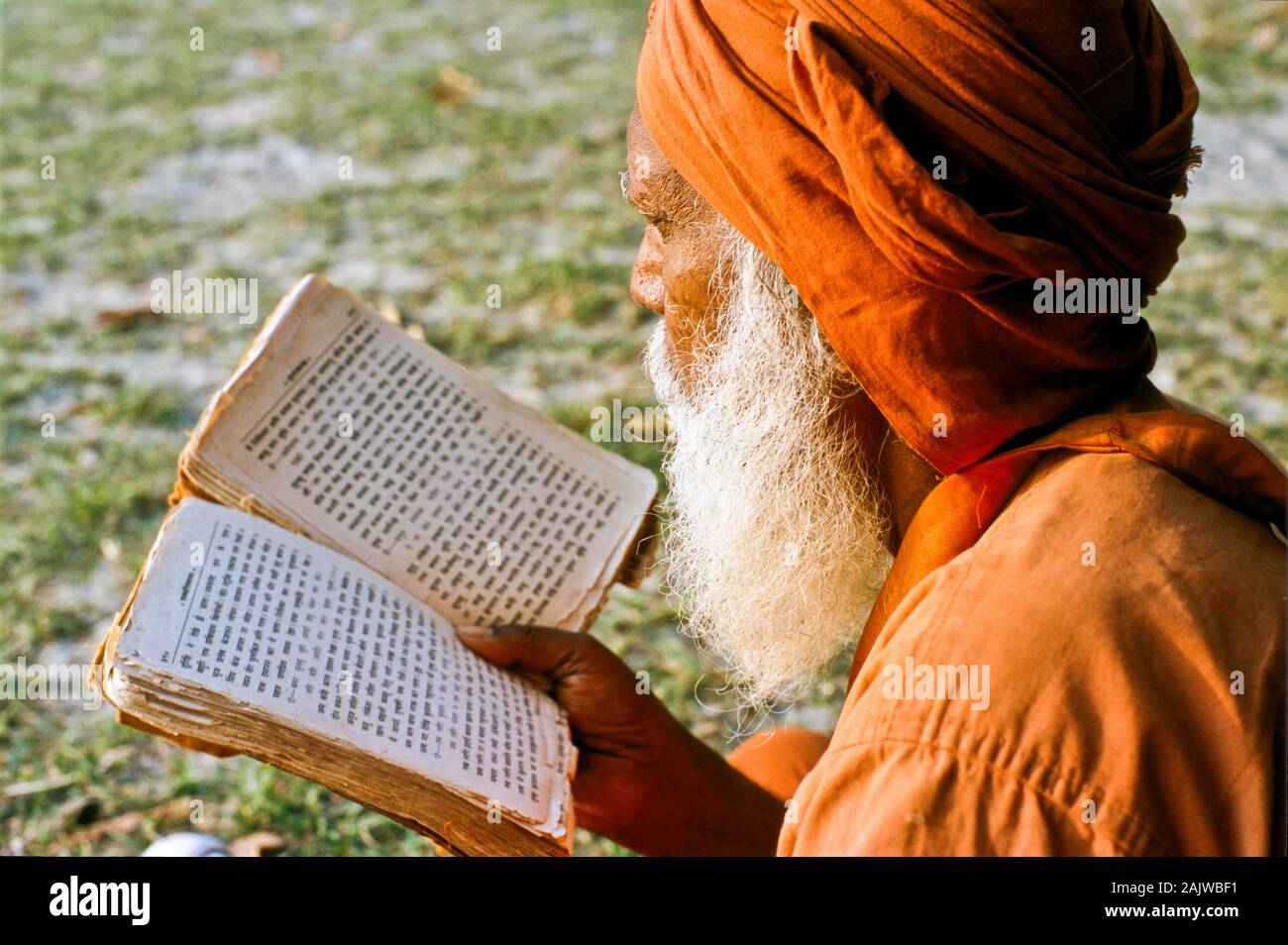 Sadhu la lettura della Sacra Scrittura Foto Stock