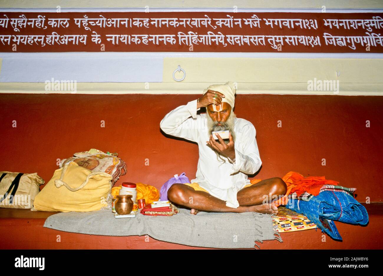 Pittura Rama-Sadhu una fresca tilak sulla sua fronte sul ghats di Rishikesh Foto Stock