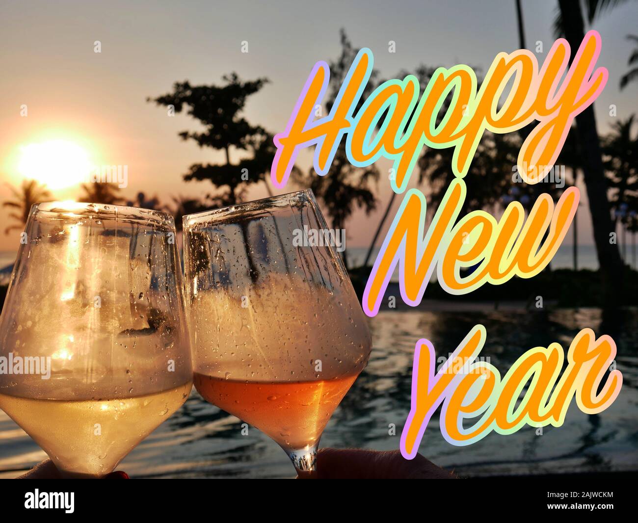 Godendo di alcuni vini durante il tramonto Foto Stock