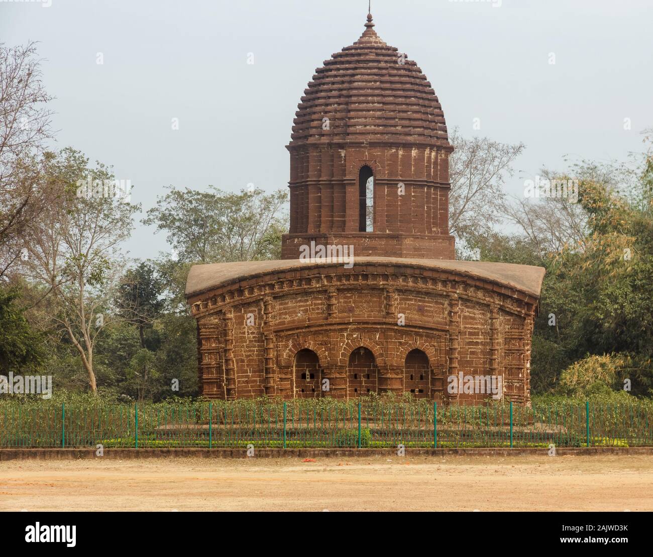 L'antico tempio Nandalal del 17th secolo circondato da alberi nella città di Bishnupur nel Bengala Occidentale, India. Foto Stock