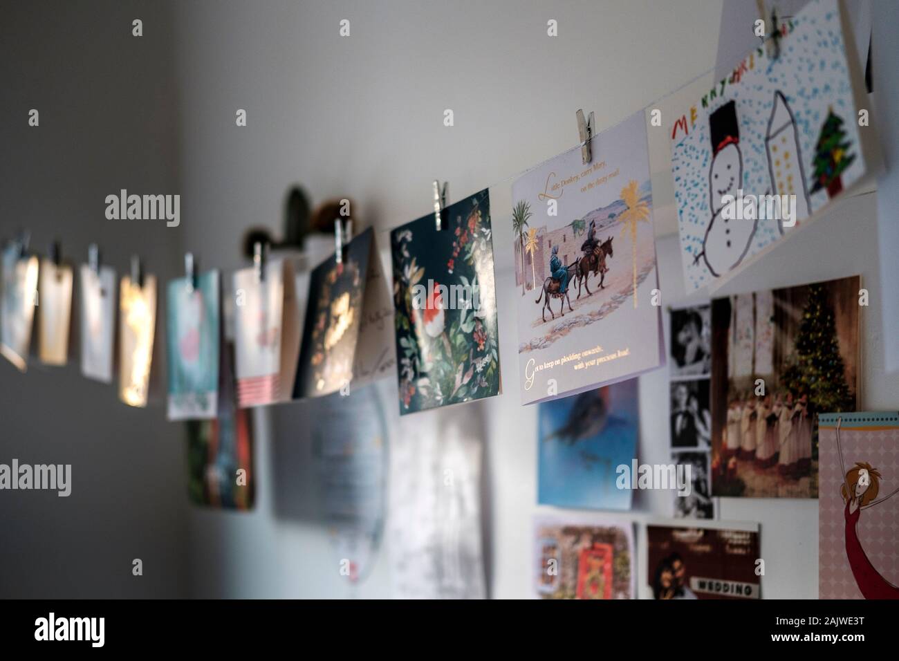 Carte di Natale sul display a casa. Foto Stock