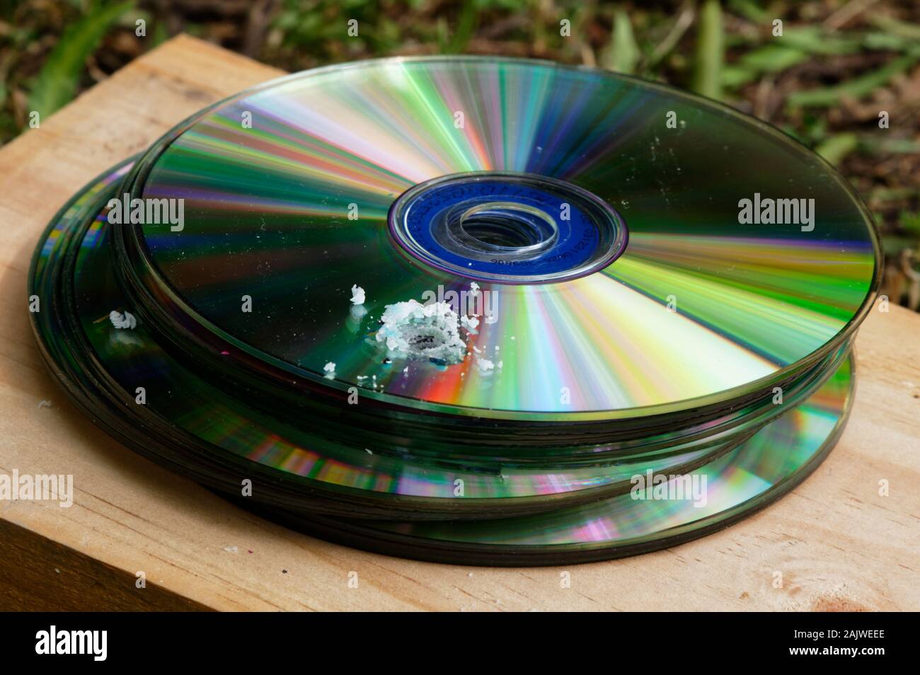 Un mucchio di argento i DVD hanno avuto un foro trapanato attraverso di loro a distruggere la loro leggibilità Foto Stock