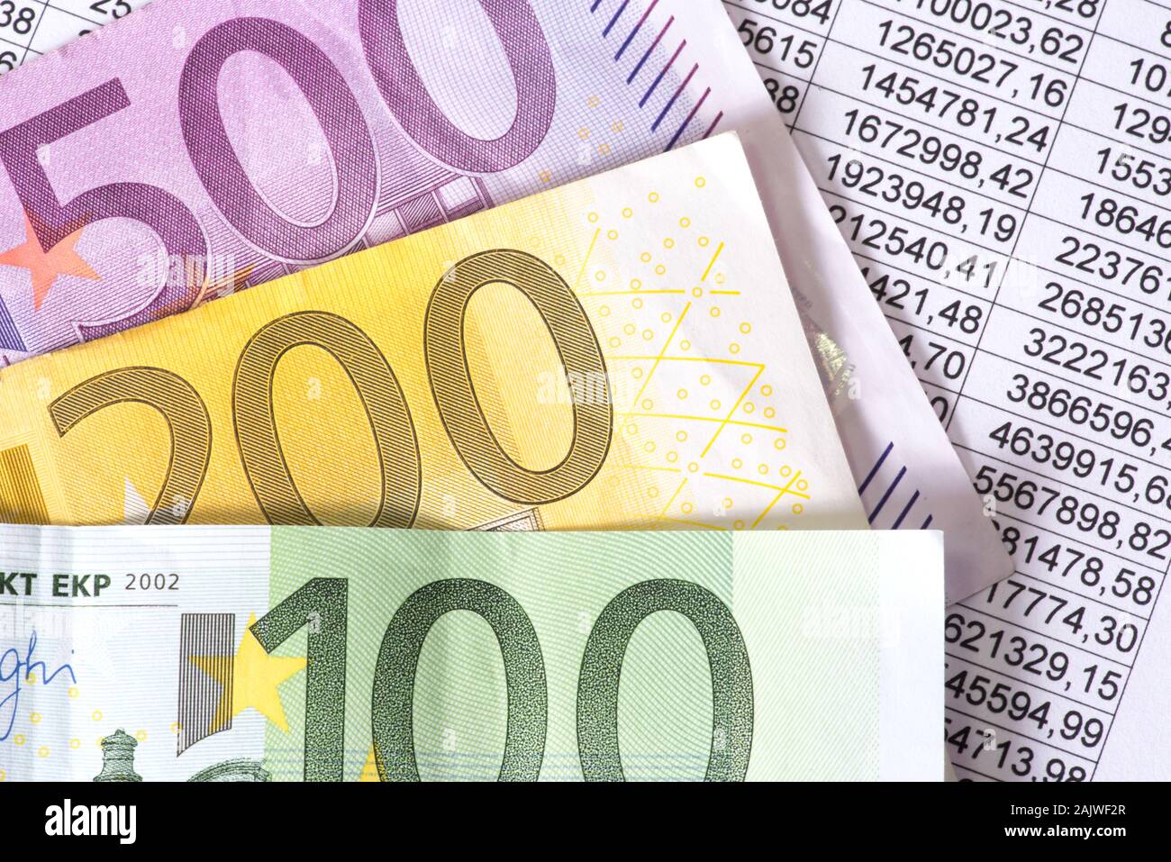 Le banconote in euro e i fogli di calcolo Foto stock - Alamy