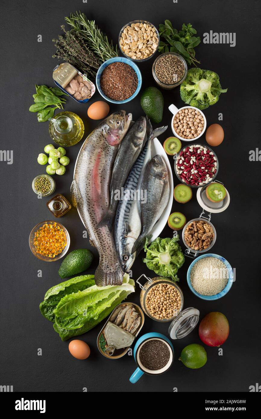 Concetto fonte di Omega-3. Alimenti contenenti omega -3: pesce di mare,  verdure verdi, semi, olio olio di pesce Foto stock - Alamy