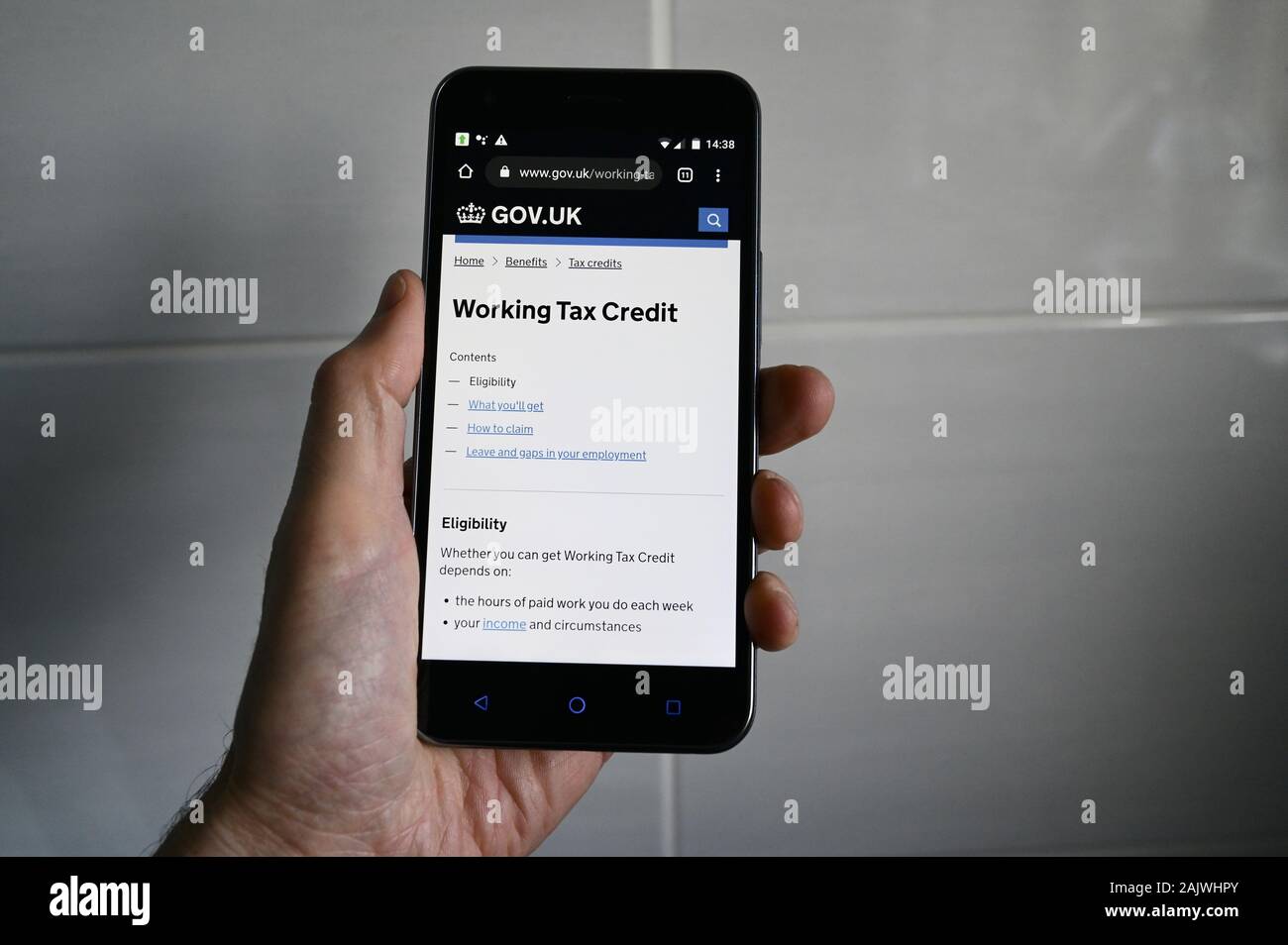 Telefono cellulare la visualizzazione del GOV.UK sezione del sito sul credito di imposta. Foto Stock
