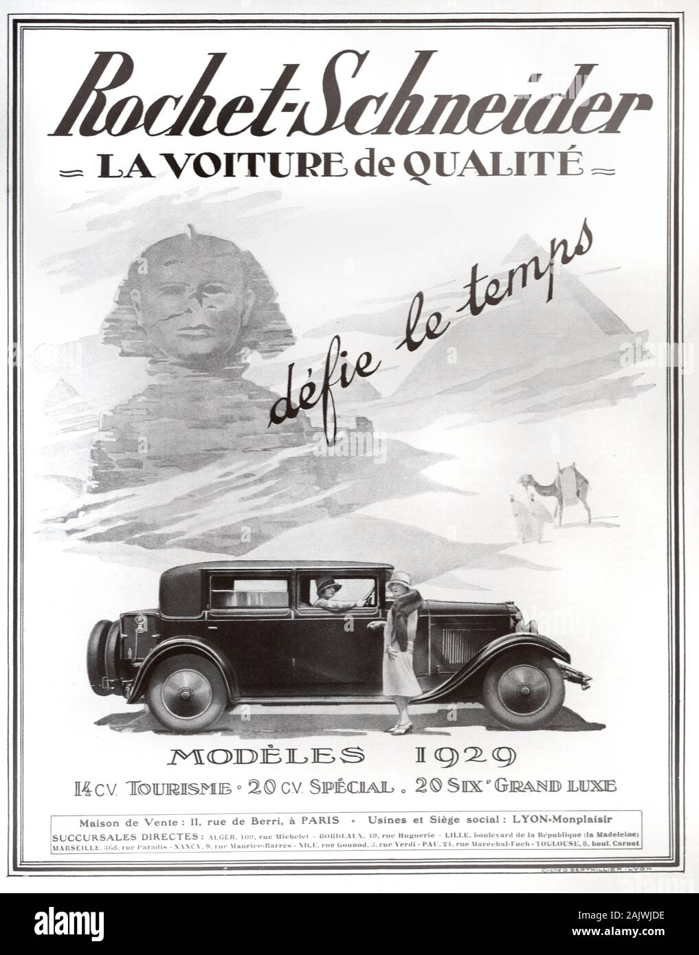 Vecchio annuncio, vintage o annuncio pubblicitario per il 1929 i modelli di lusso francese Rochet-Schneider auto annuncio 1929. Il modello di lusso è visualizzata con due enca donne contro uno sfondo delle piramidi e la Sfinge di antico Egitto. Foto Stock