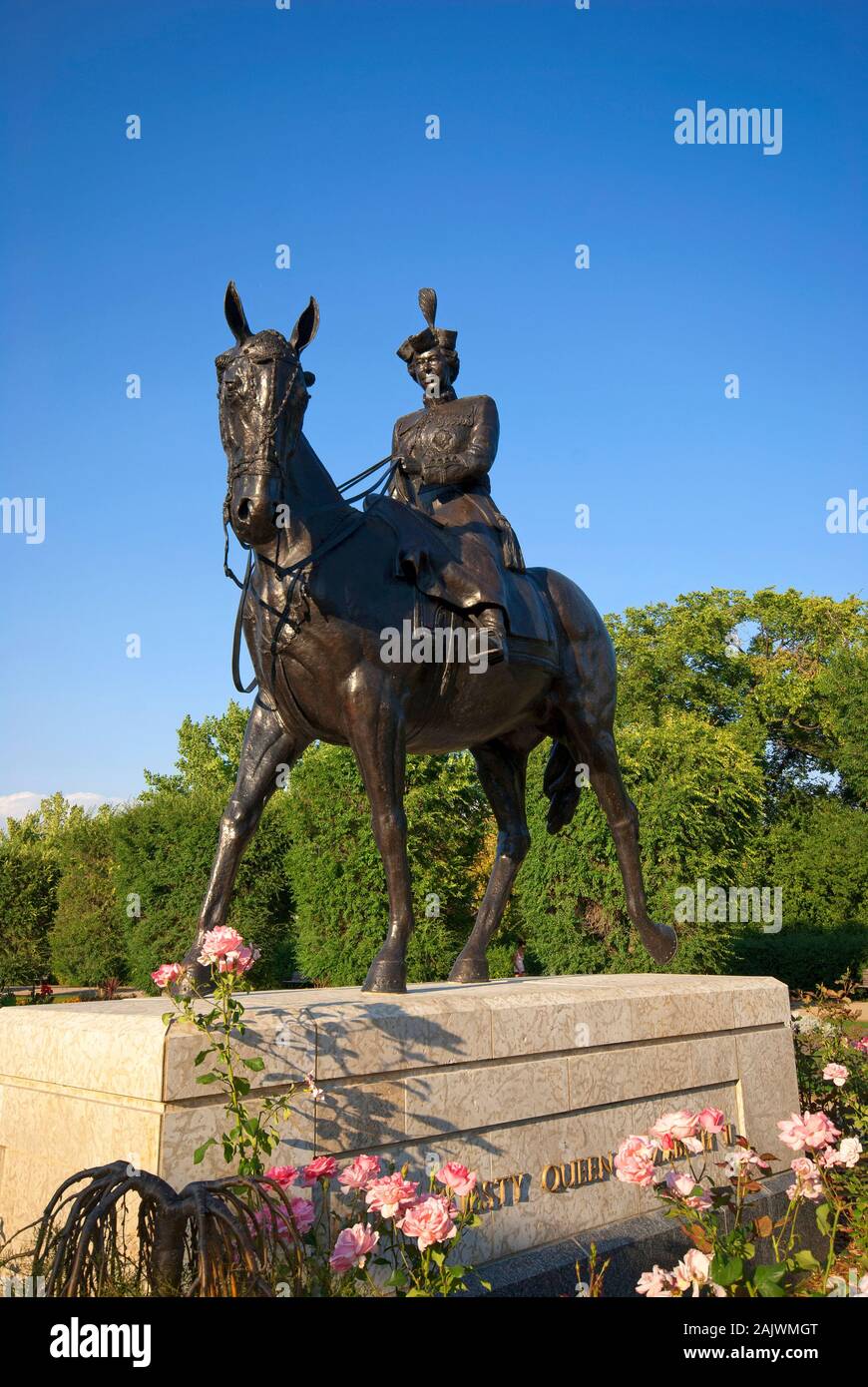 Statua in bronzo della regina Elisabetta II in sella il suo cavallo (birmano di Susan Velder), Wascana Centre di Regina, Saskatchewan, Canada Foto Stock