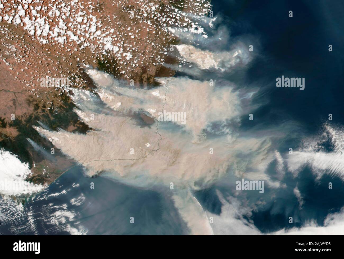 Il devastante bushfires nel sud-est dell'Australia come visto dallo spazio il 4 gennaio 2020 Foto Stock
