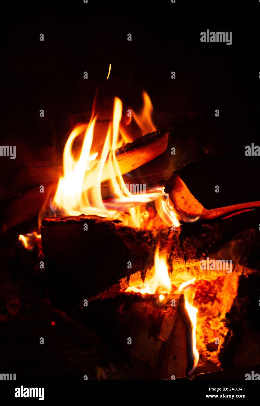 Incendio all'interno del camino, calore. Foto Stock