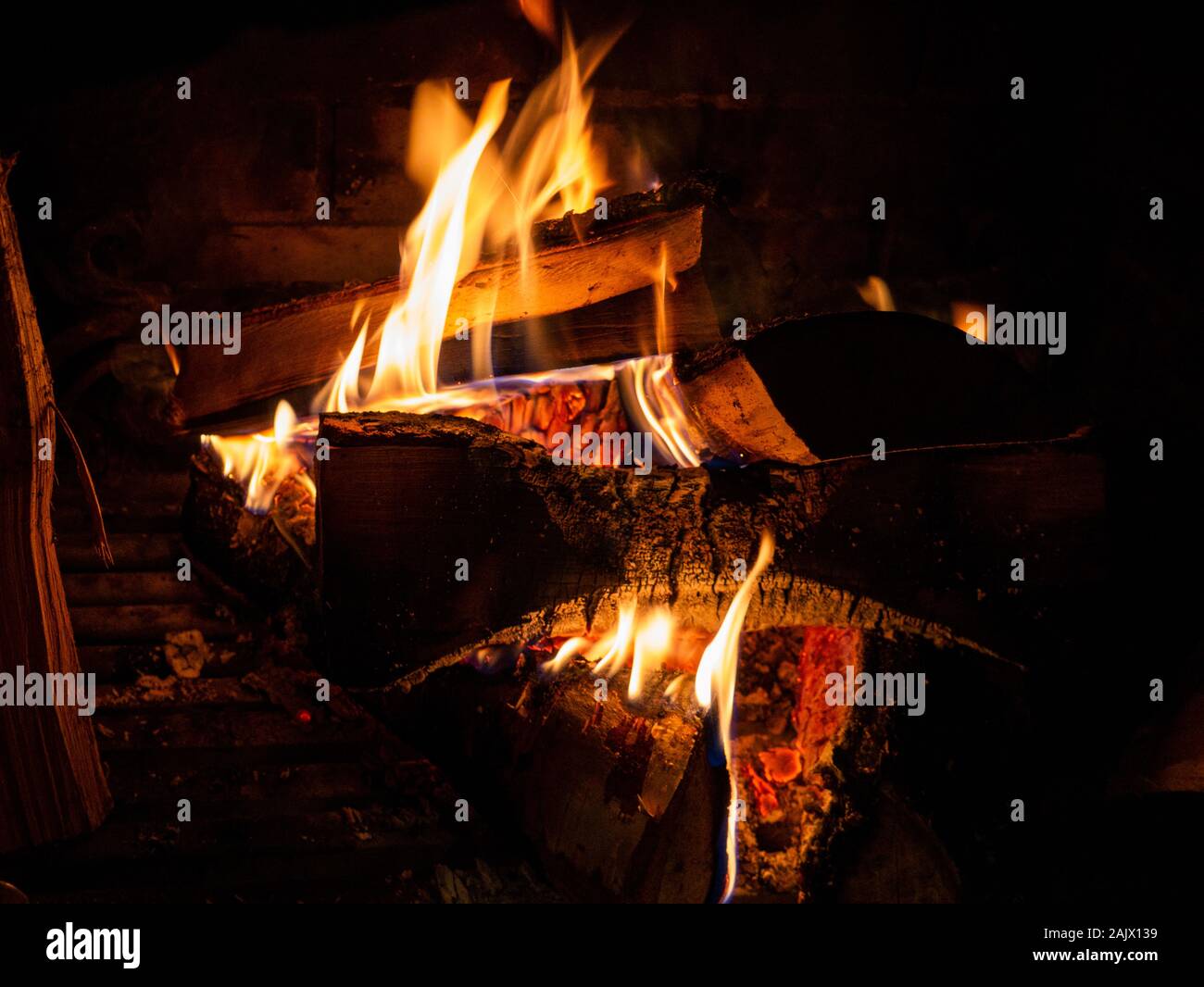 Incendio all'interno del camino, calore. Foto Stock