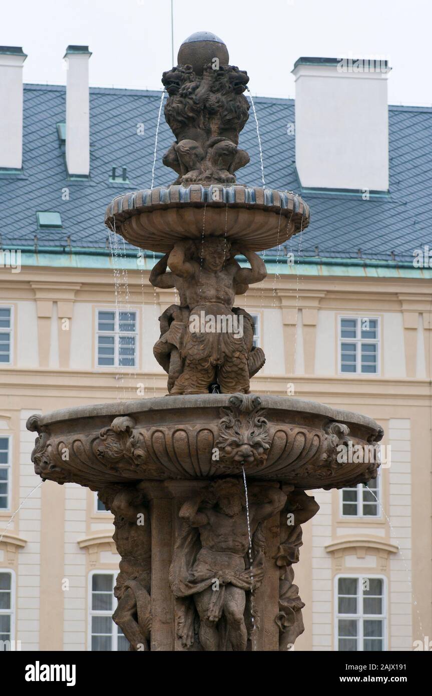 Fontana nel secondo cortile del Castello di Praga Hradcany Castle Praga Repubblica Ceca Europa Foto Stock
