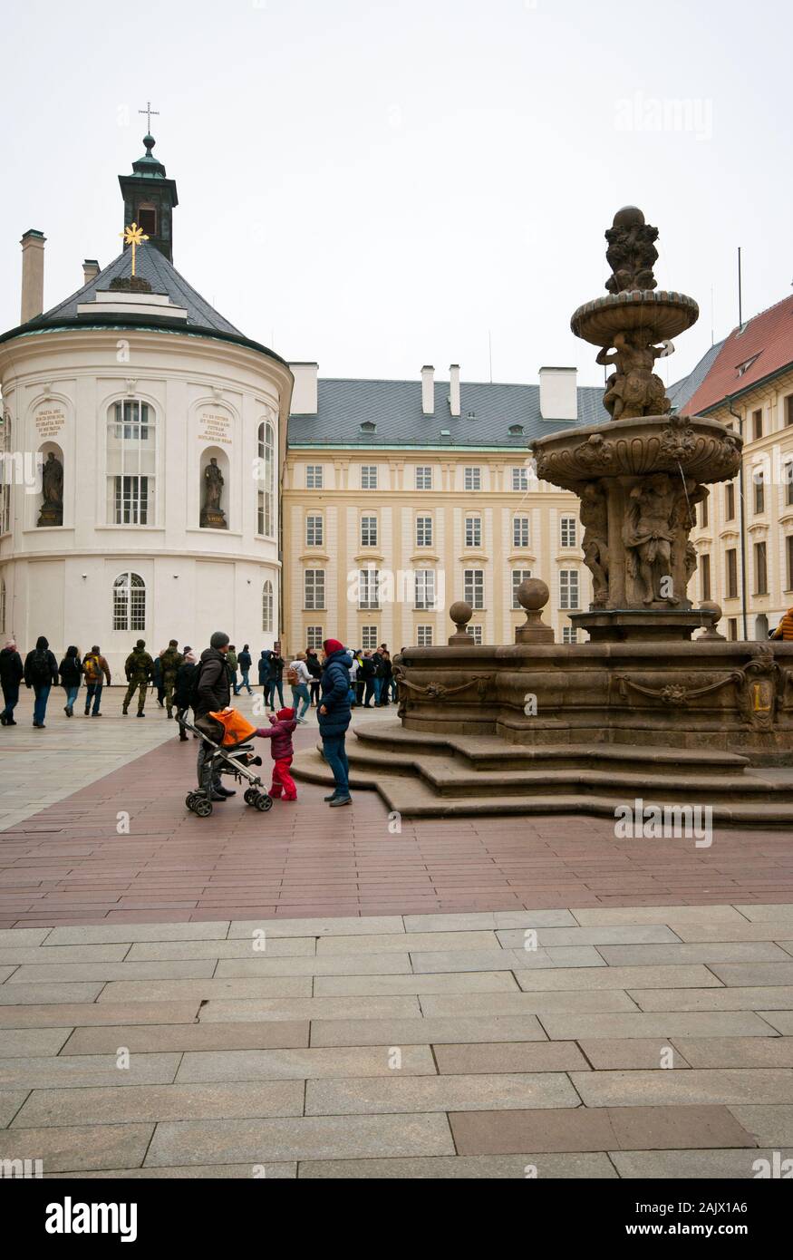 Il secondo cortile del Castello di Praga Hradcany Castle Praga Repubblica Ceca Europa Foto Stock