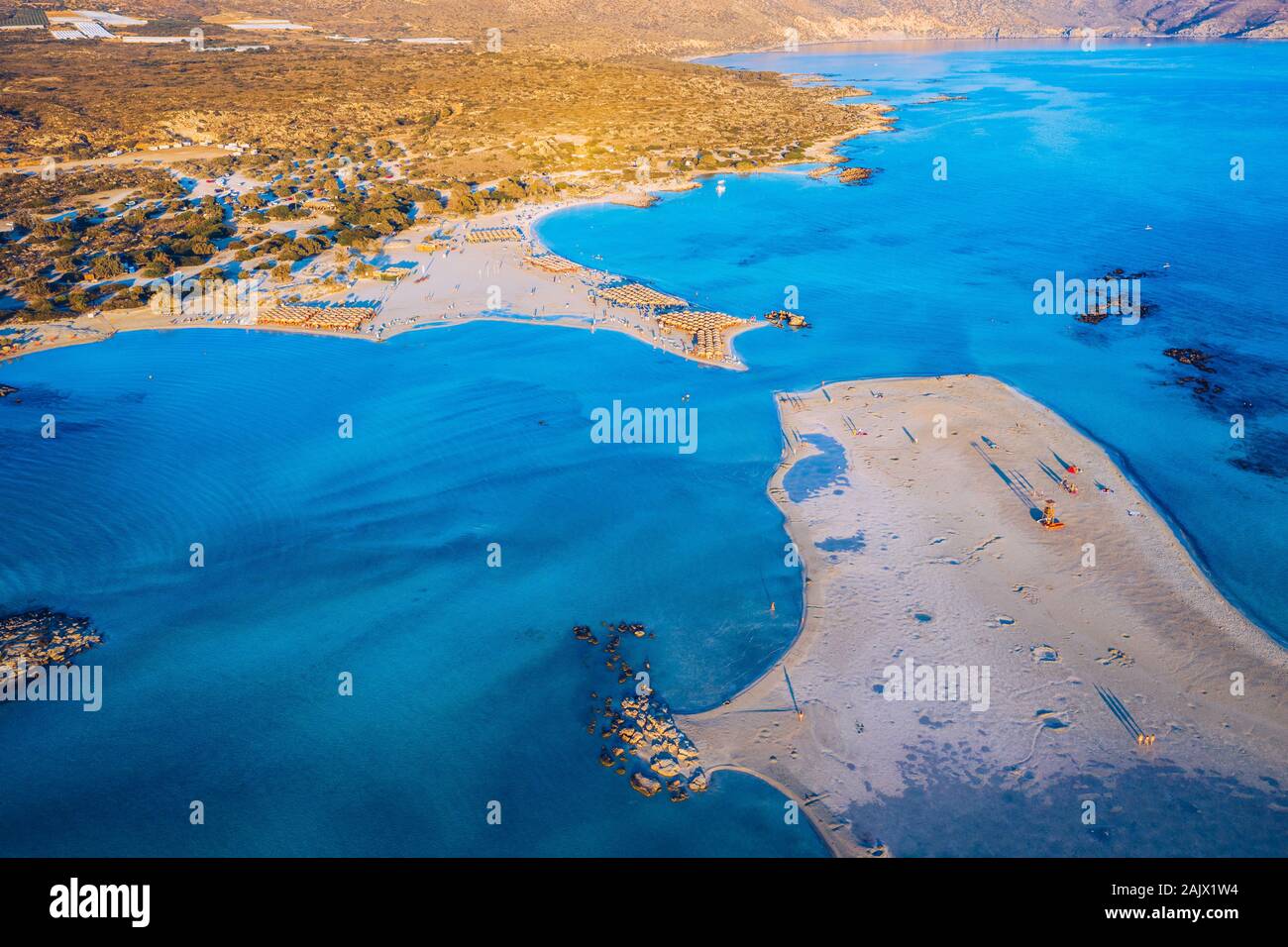 Vista aerea della bella Elafonissi tropicale con spiaggia di sabbia rosa. Vista di una bella Elafonissi tropicale spiaggia dall'aria. Bellissimo cielo, mare resort. Foto Stock