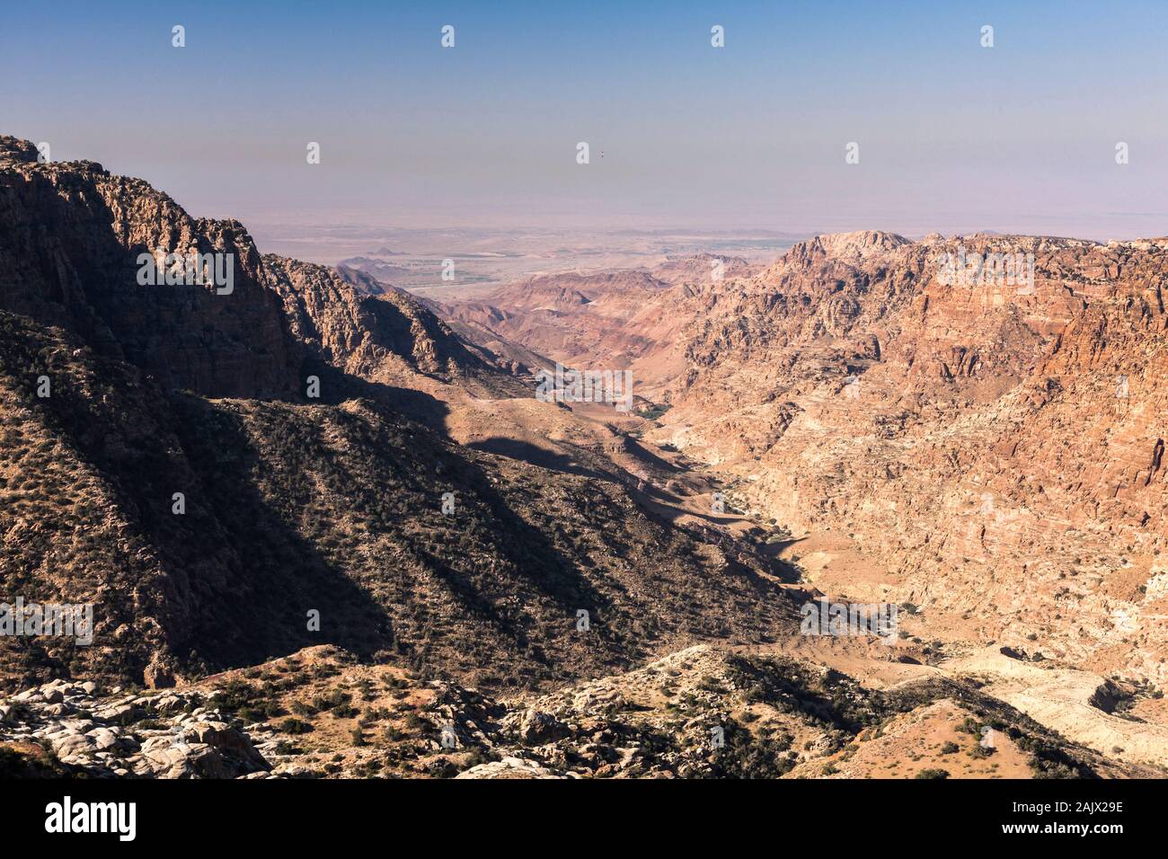 Dana Riserva Naturale Valle rocciosa e villaggio locale, Giordania, Medio Oriente e Asia Foto Stock