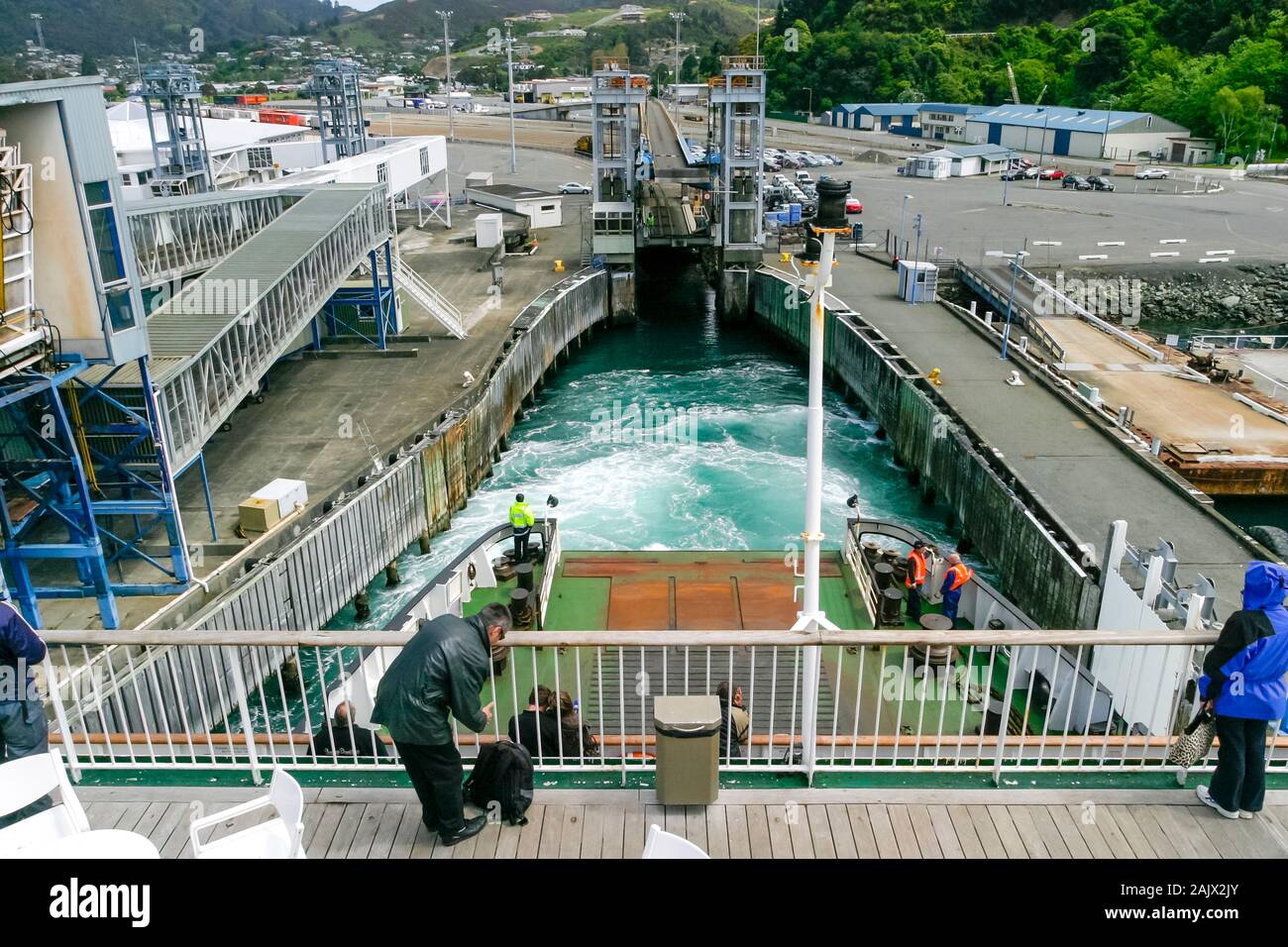Traghetto in avvicinamento al terminal dei traghetti Interislander, Picton, South Island, in Nuova Zelanda, Foto Stock