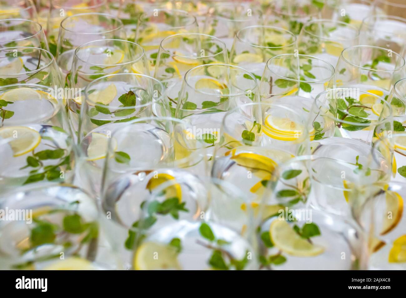 Sacco di offuscata bicchieri con cocktail con limone e menta sulla ricezione delle parti tabella Foto Stock