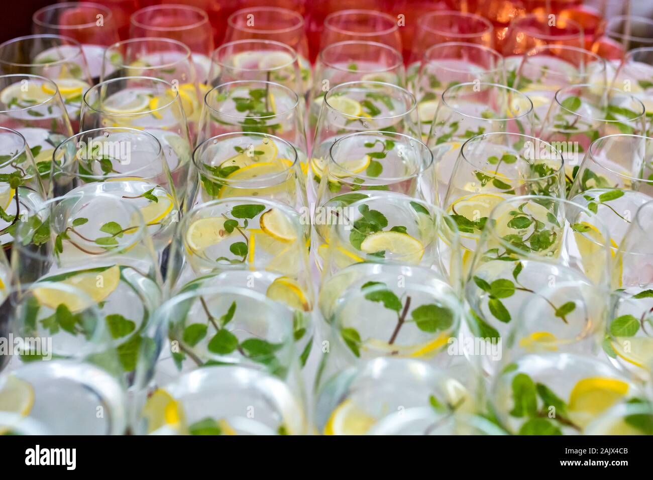 Sacco di offuscata bicchieri con cocktail con limone e menta sulla ricezione delle parti tabella Foto Stock