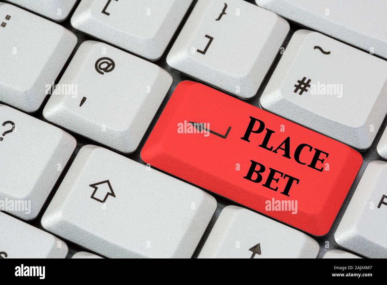 Una tastiera con Place Bet scritta in nero su un tasto di invio rosso. Concetto di gioco d'azzardo on-line. Inghilterra, Regno Unito, Gran Bretagna Foto Stock