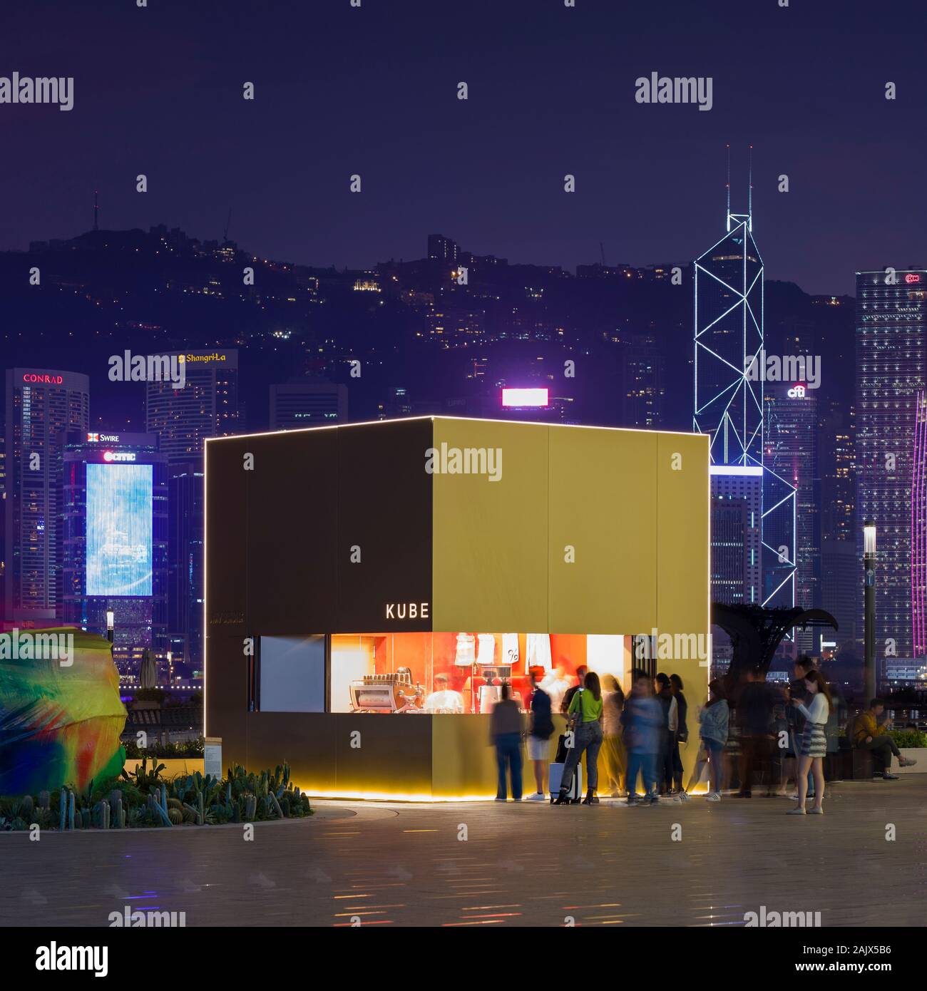 K11 Musea è un punto di vendita al dettaglio e arti complesso situato in Tsim Sha Tsui promenade frontale all'interno della Victoria Dockside sviluppo, Hong Kong. Foto Stock