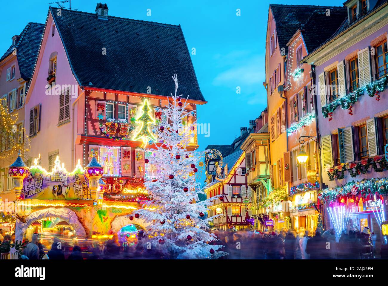 Colmar, Francia - 23 Novembre 2019: Central street Grand Rue decorate e illuminate per le celebrazioni del Natale. Tradizionale mercatino di Natale in Colm Foto Stock