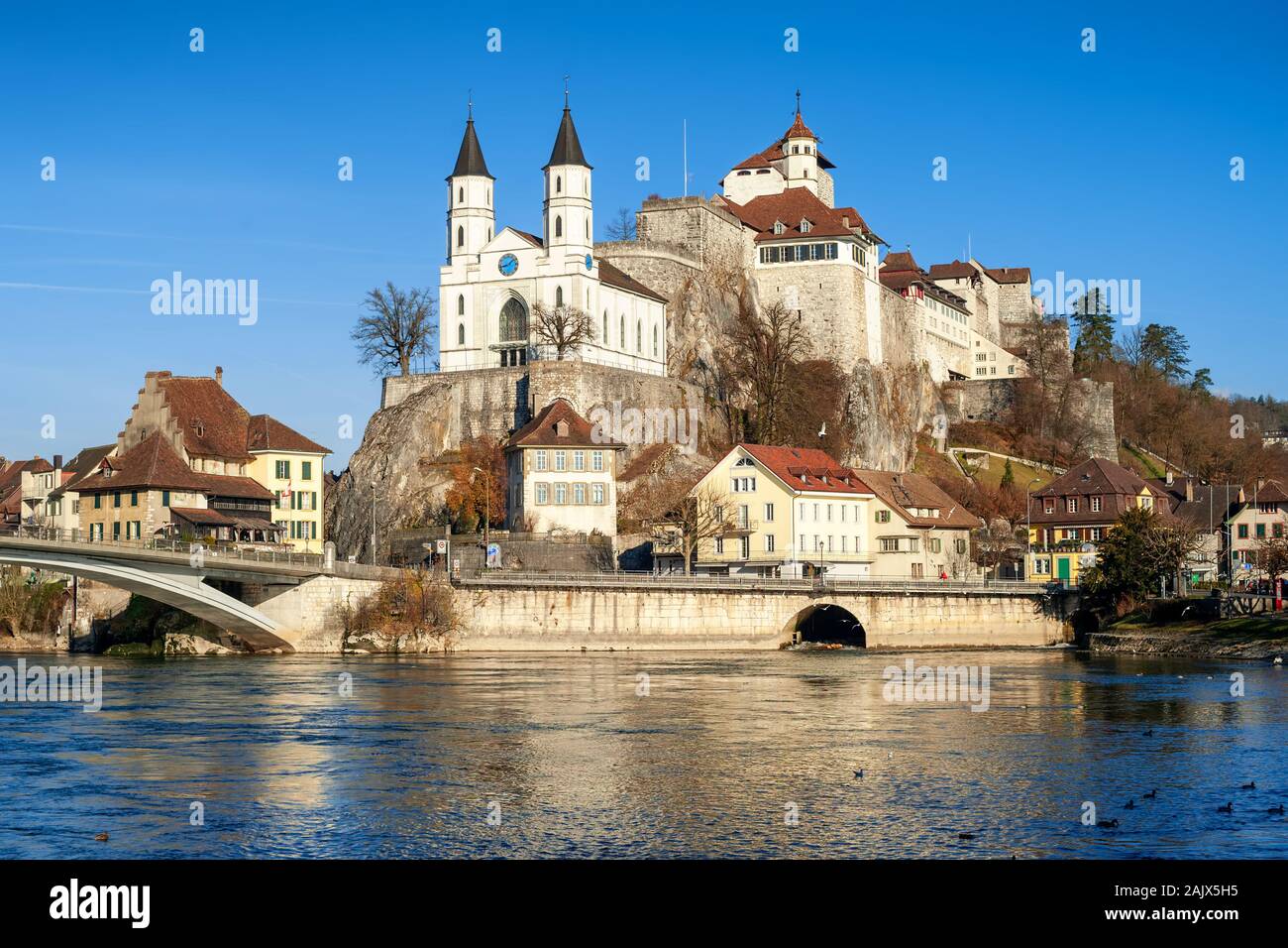 Aarburg sul fiume Aare, una città storica e un famoso castello nel cantone di Argovia, Svizzera. Il Aarburg castello è uno dei più grandi castelli in Svizzera Foto Stock