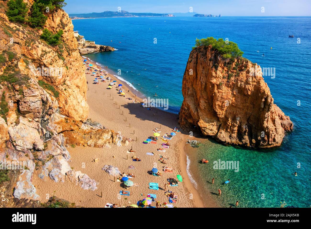 Famosa Playa de Illa Roja spiaggia di sabbia in Begur sulla costa mediterranea Costa Dorada, Catalogna, Spagna Foto Stock