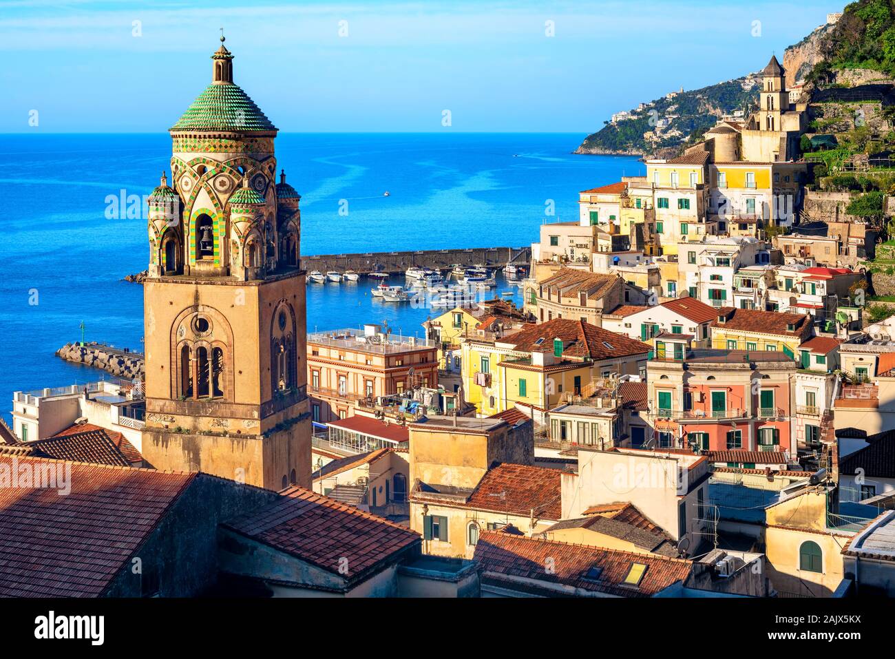 Amalfi storica città vecchia sul mediterraneo Costiera Amalfitana, la penisola Sorrentina, Napoli, Italia Foto Stock