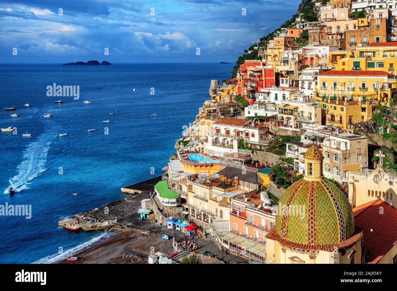 Positano, una pittoresca cittadina arroccata su un ripido pendio a monte sulla Costiera Amalfitana, Sorrento, Italia Foto Stock