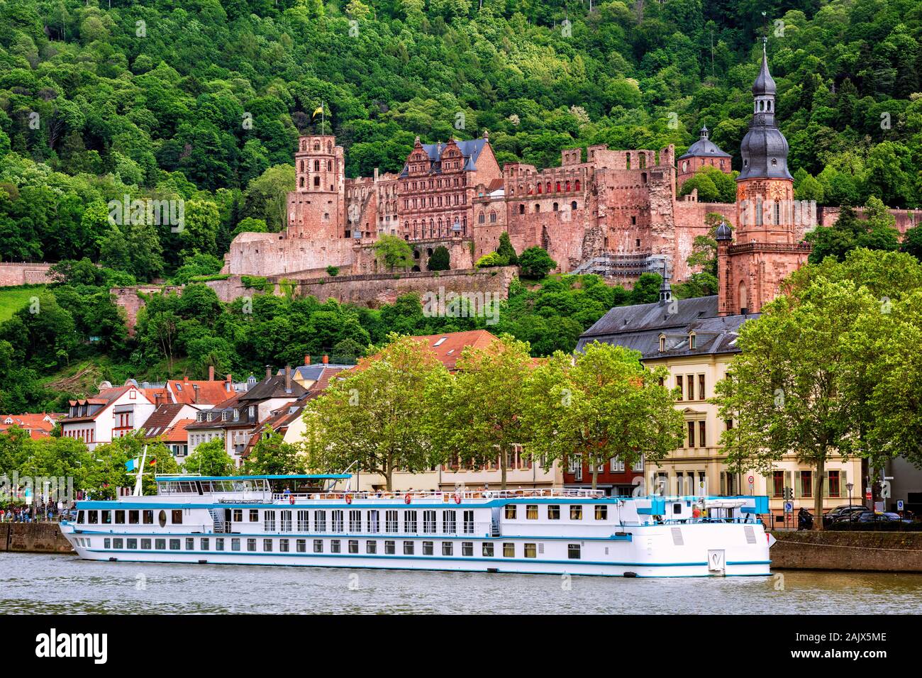 Heidelberg Città sul fiume Neckar è una popolare destinazione turistica sulla strada romantica in Germania Foto Stock