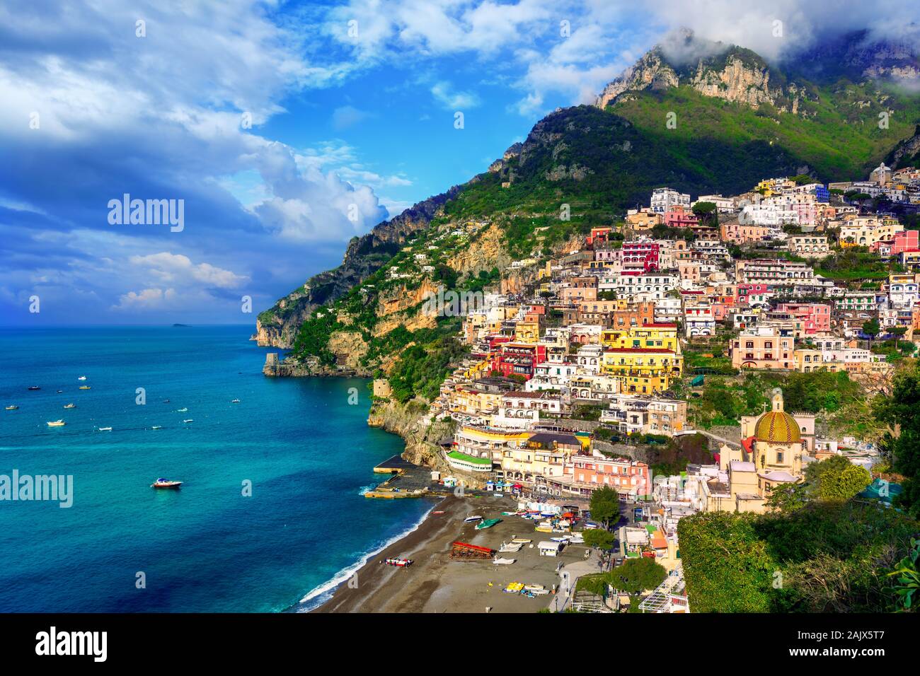 A Positano, una cittadina sulla costiera amalfitana, Napoli, Italia, drammaticamente impostato su di una ripida scogliera tra il mar Mediterraneo e le montagne, è un famoso destina di viaggio Foto Stock