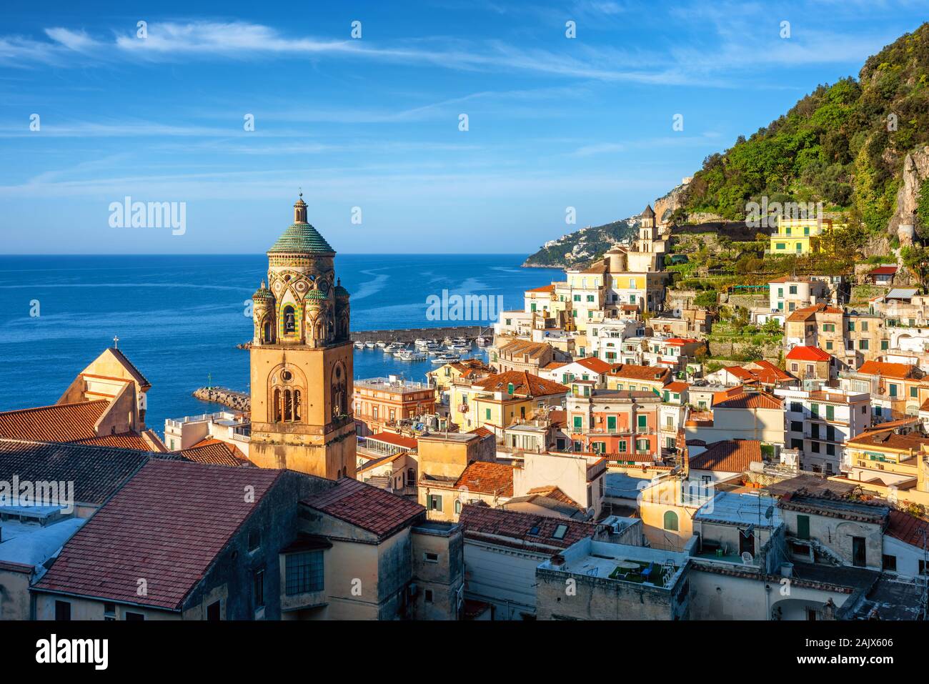 Amalfi storica città vecchia sul mediterraneo della costiera amalfitana e della Penisola Sorrentina, Italia Foto Stock