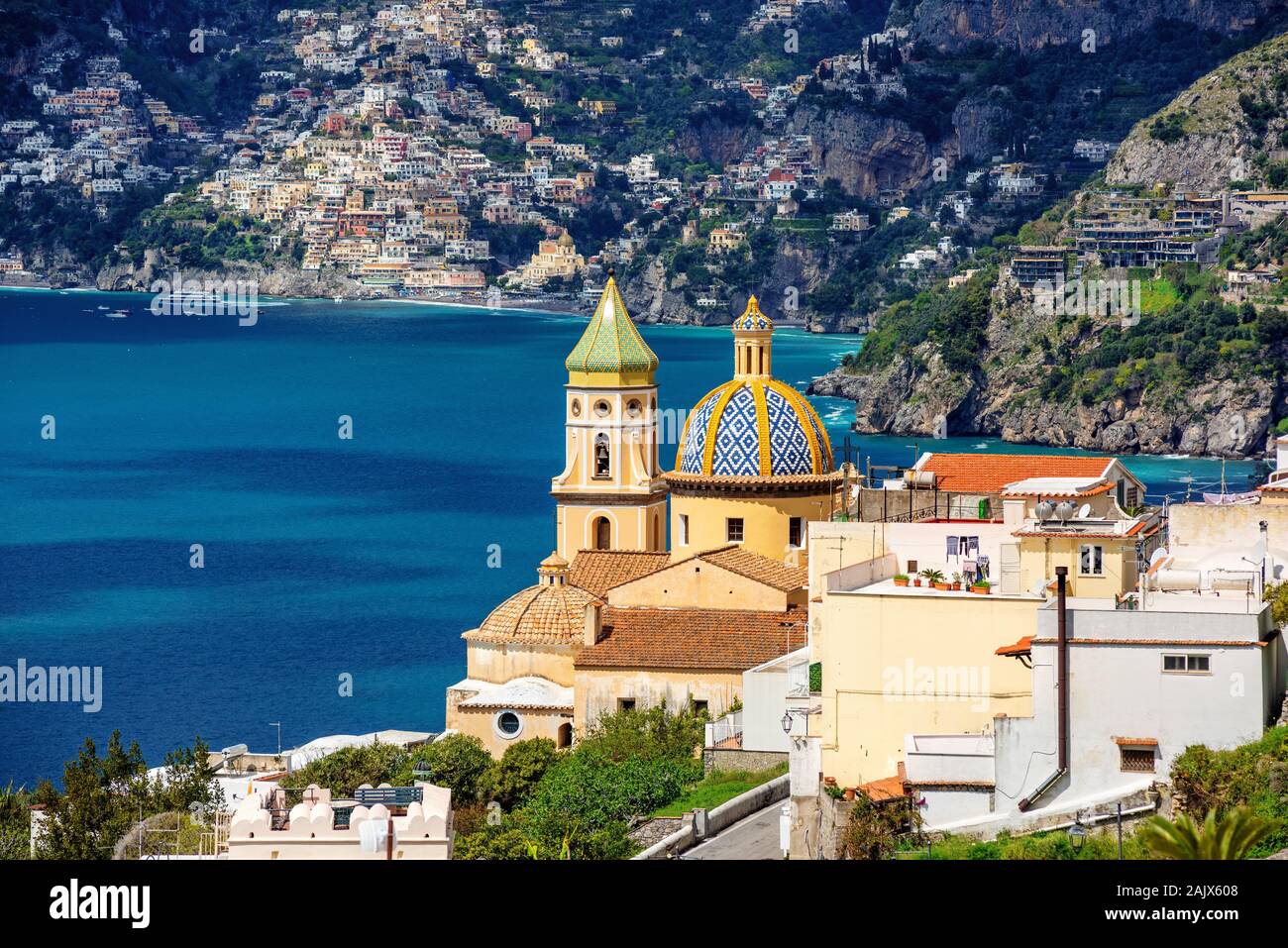 Praiano sulla Costiera Amalfitana, mare Mediterraneo, l'Italia, vista delle cupole di San Gennaro chiesa e città di Positano Foto Stock