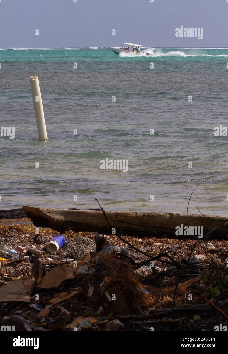 Inquinamento su una spiaggia Foto Stock