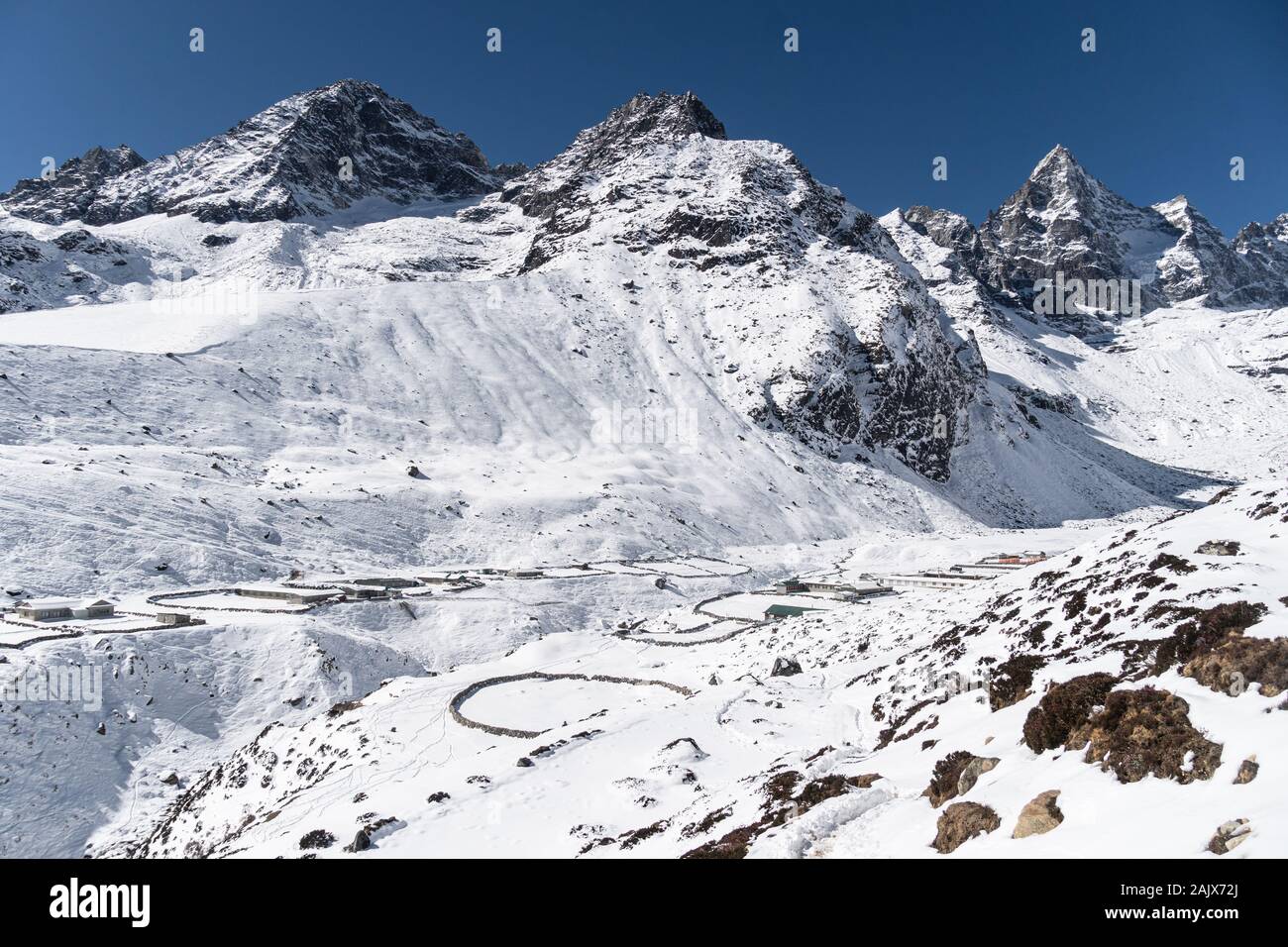 Villaggio Machhermo a 4400 m nella valle di Gokyo su una soleggiata giornata invernale in Himalaya in Nepal. Foto Stock