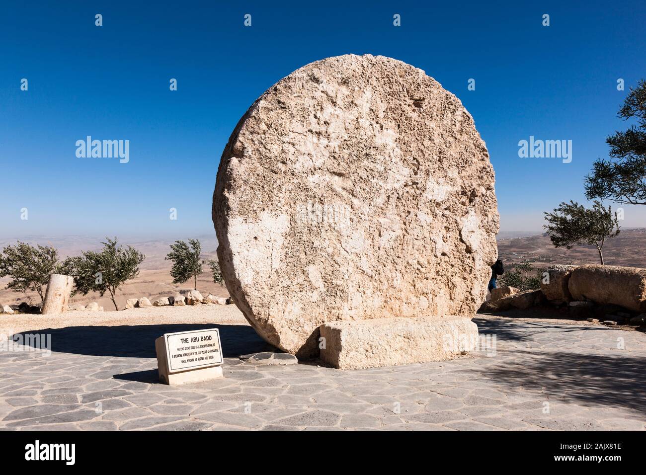 Monte Nebo, pietra volvente della porta, Moses Memorial Church vicino Madaba, Madaba, Giordania, centro-est, Asia Foto Stock