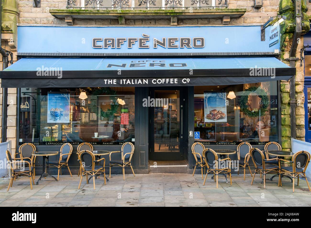 Negozio di fronte al Cafe Nero su Spring Gardens, Buxton, Derbyshire Foto Stock