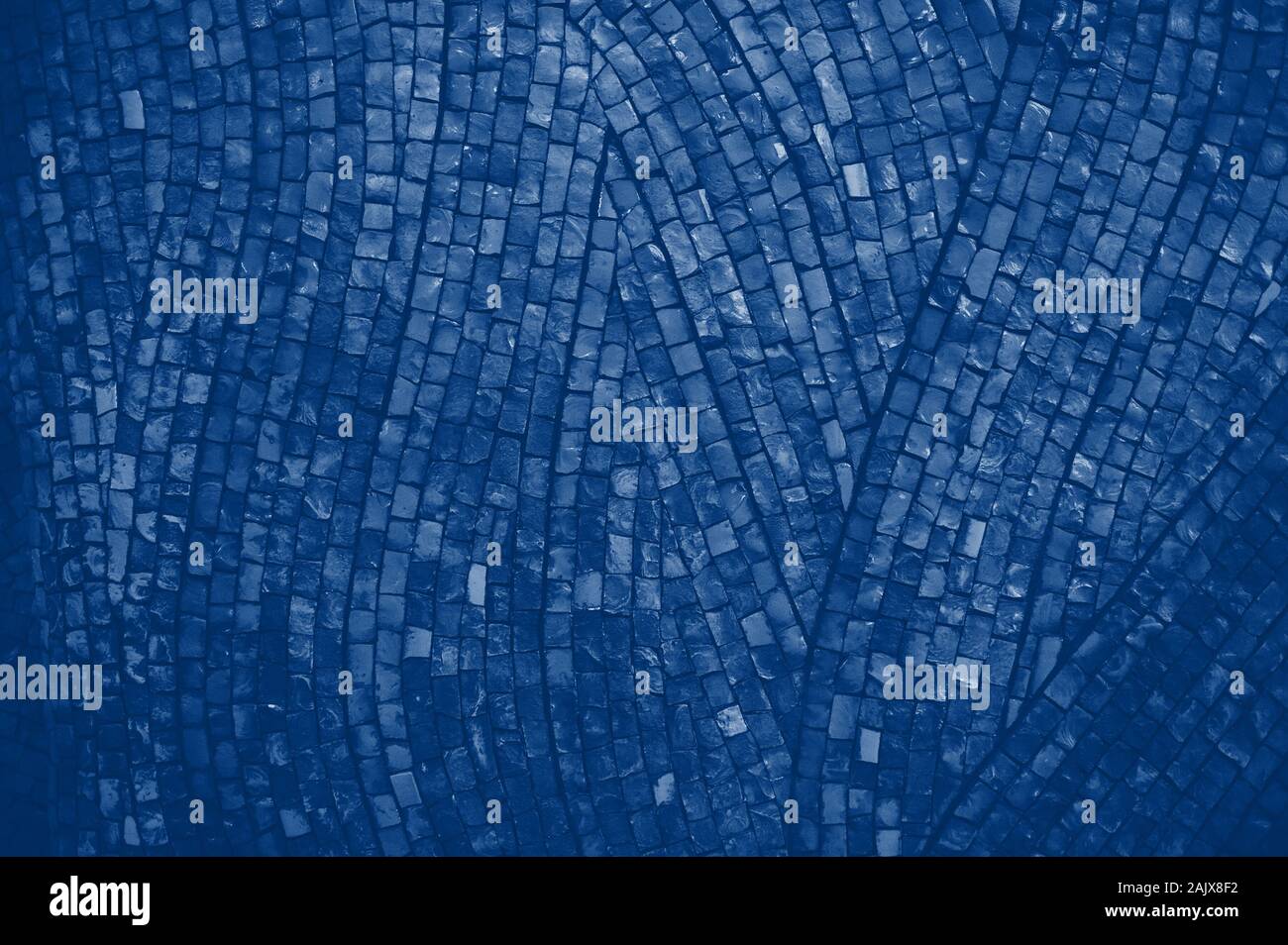 Sfondo texture a mosaico sulla parete. Blu Classico tonificante 2020 trend Foto Stock