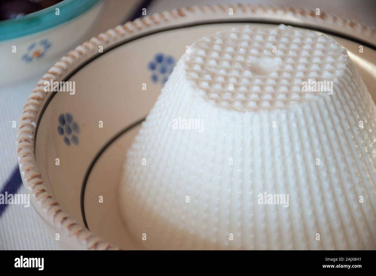 Ricotta fresca, italiano il formaggio di siero di latte effettuate da pecora, mucca, capra o Italiano bufalo d'acqua siero di latte più di sinistra dalla produzione di altri formaggi Foto Stock