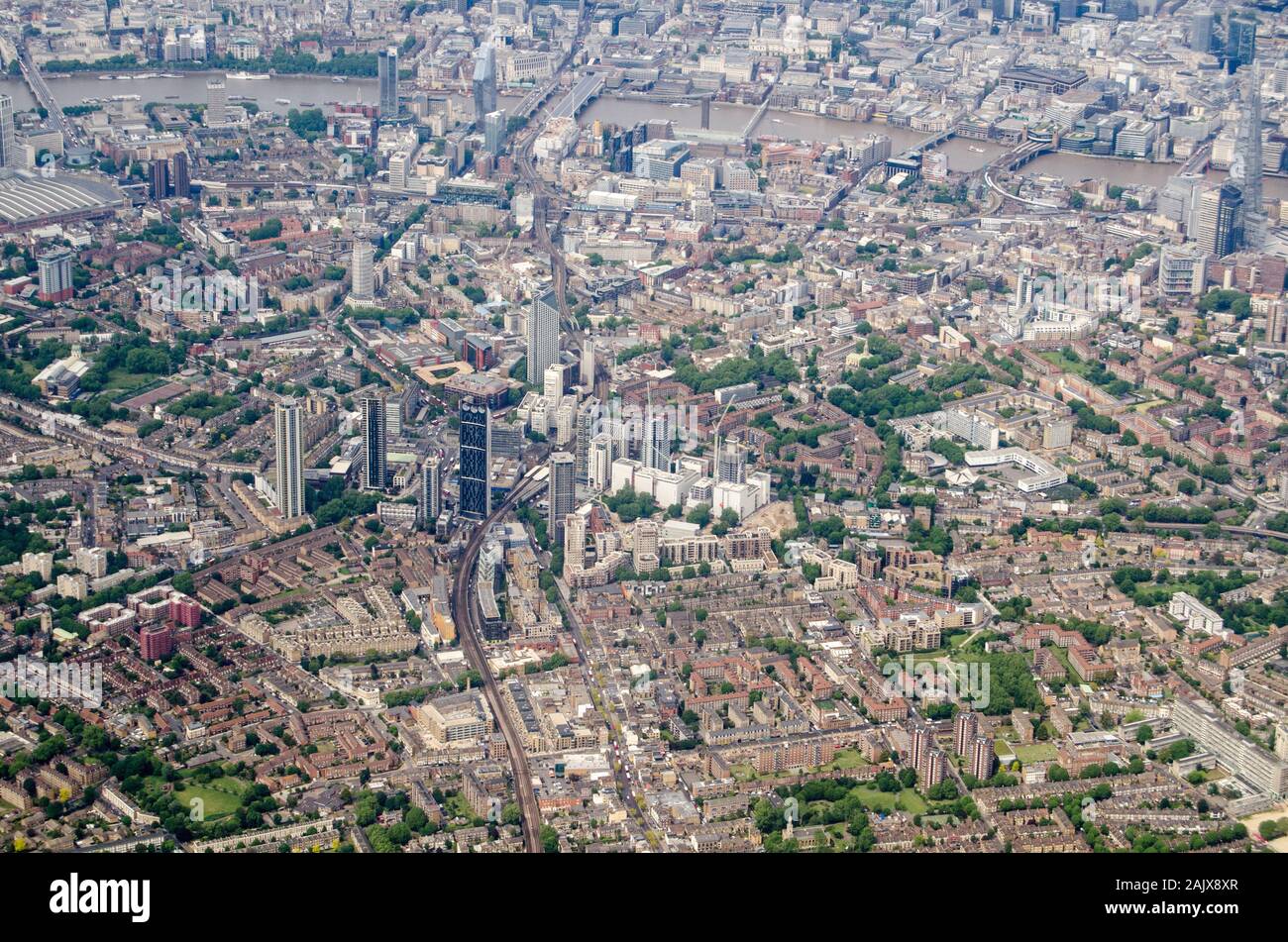 Vista aerea del London borough di Southwark con i nuovi sviluppi all'Elefante e al castello di spicco nel centro dell'immagine. Il fiume Tha Foto Stock