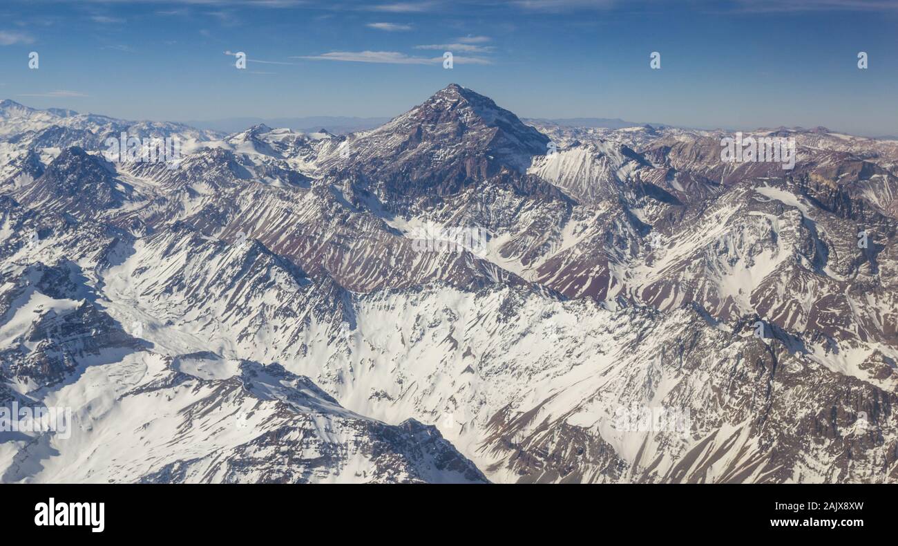 Monte Aconcagua a Mendoza, la Cordigliera delle Ande, confine tra Cile e Argentina. Argentina (massima scelta in America continente). Foto aerea. Foto Stock