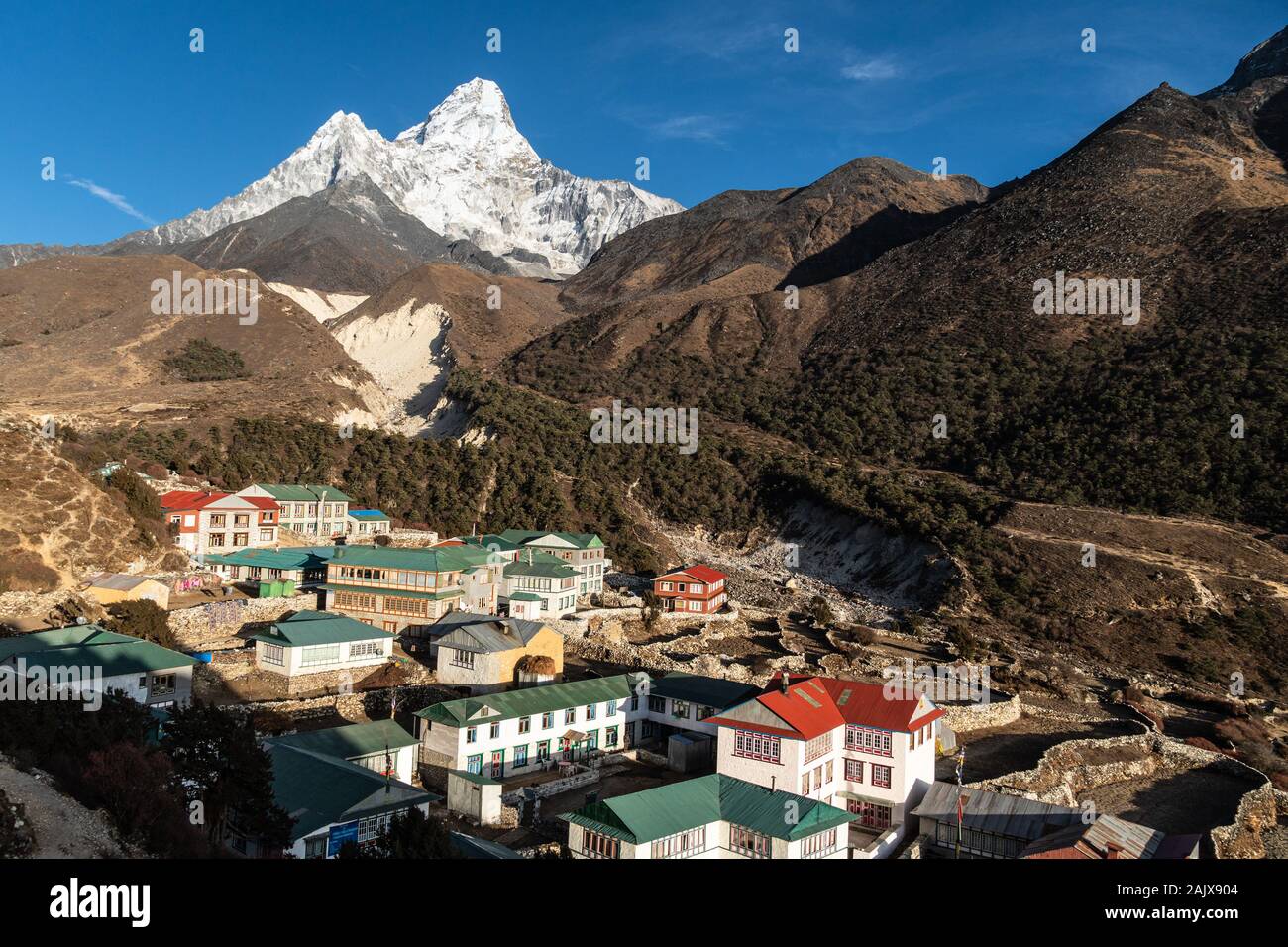 Pangboche villaggio con molte case da tè e casette ai piedi dell'Ama Dablam peak lungo il campo base Everest trek in Himalaya in Nepal Foto Stock