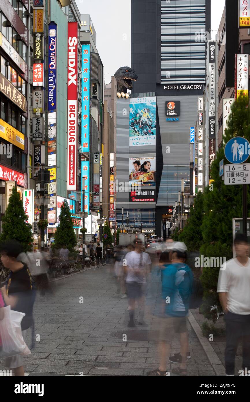 Il Godzilla di testa è un punto di riferimento e di attrazione turistica in Kabukichō, Shinjuku, Tokyo, Giappone. La scultura è accessibile dall'Hotel Gracery di Shinjuku Foto Stock
